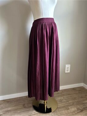 Lululemon Satin Pleated Midi Skirt
Garnet lightweight preppy academia twirl